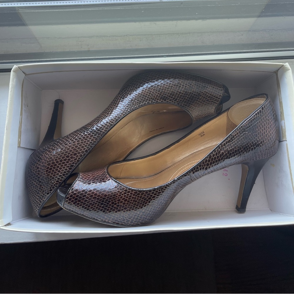 STUNNING VINTAGE TAHARI HEELS - great condition!